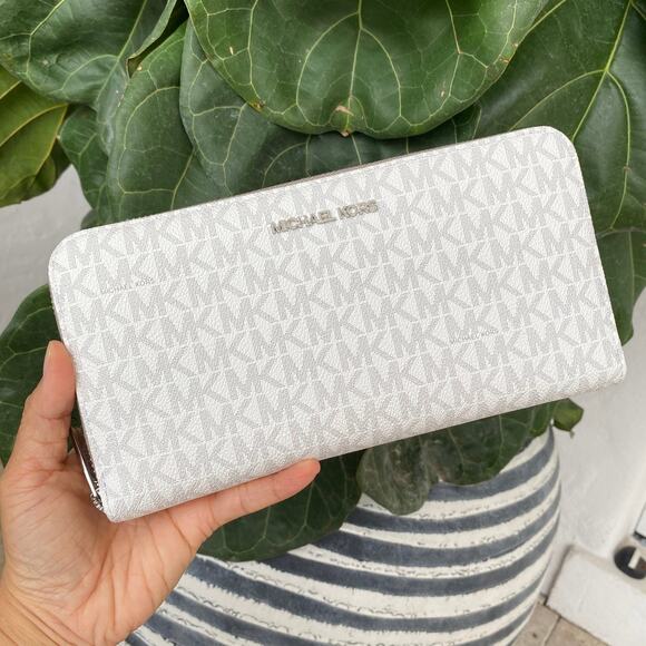 Only 1‼️ Michael Kors Jet Set Travel LG Travel Wallet IN Bright White - Picture 1 of 9